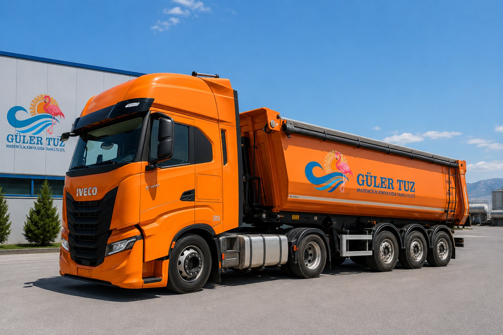 Orangefarbene Zugmaschine mit Kippanhänger für die Streusalzlieferung von Güler Tuz